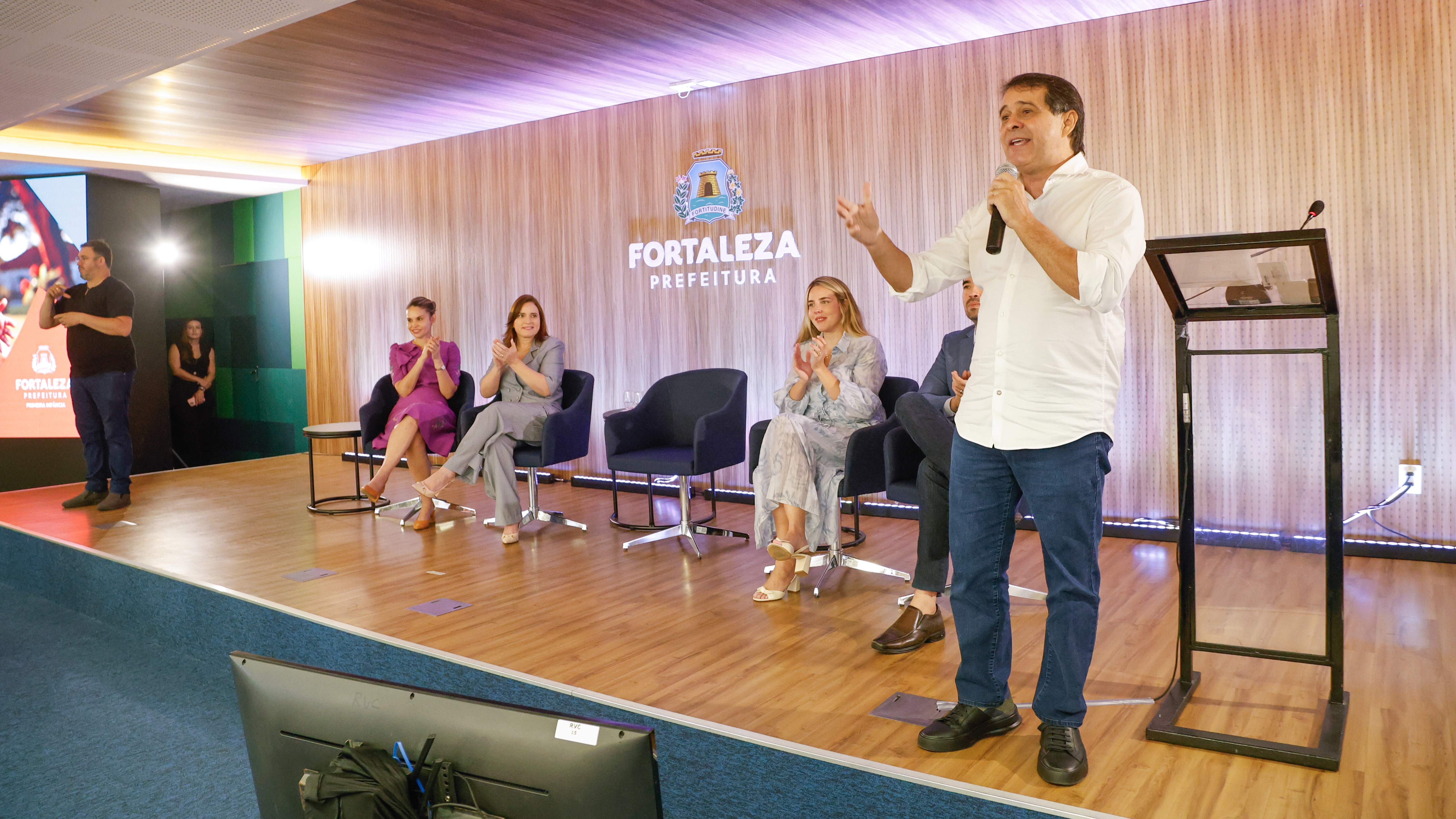 prefeito evandro fala no palco do auditório do paço